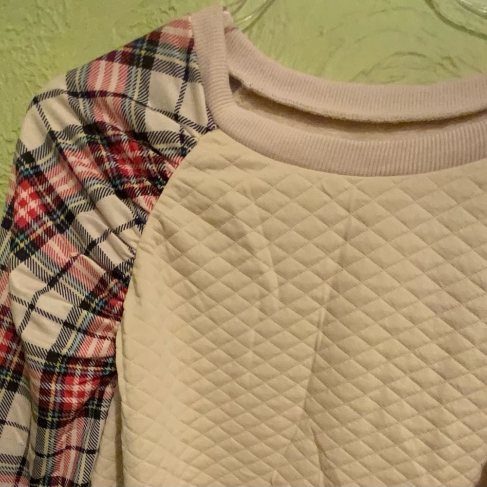 🌸🌸 SHEIN Cream Quilted Sweater with Plaid Sleeves - Picture 1 of 4